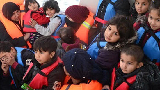 مشهد مؤلم .. العثور على عشرات الأطفال في قوارب مهاجرين غرب تركيا