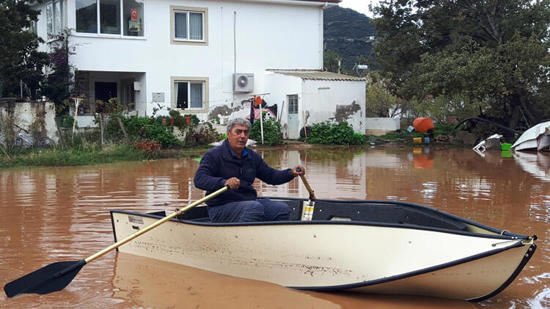 مياه الأمطار تغمر أحياء تركية والأهالي يستخدمون القوارب للتنقل