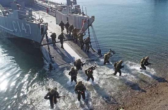 صور : قوات المشاة البحرية التركية تجري مناورات عسكرية في ولاية ازمير التركية.
