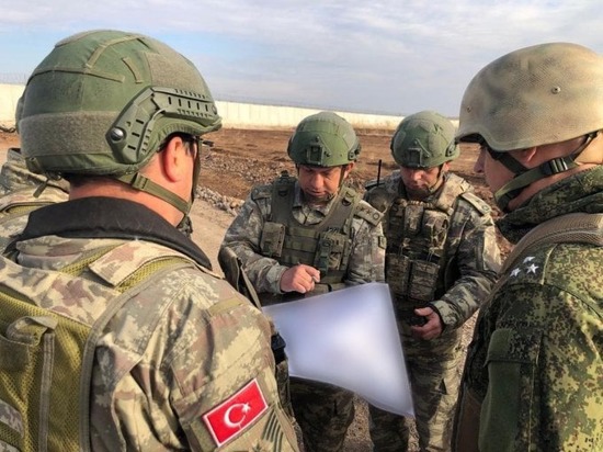 صور :دورية تركية روسية مشتركة في منطقة شرقي الفرات بسوريا في إطار الاتفاق الذي أدى الى انسحاب المقاتلين الأكراد