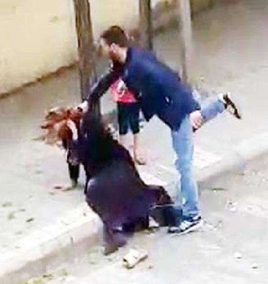 تركي يضرب زوجته أمام طفلته بوحشية وسط الشارع