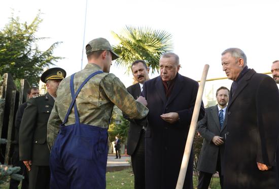 أردوغان يهدي قلمهُ لجندي خلال زيارته قيادة التدريب بإسطنبول