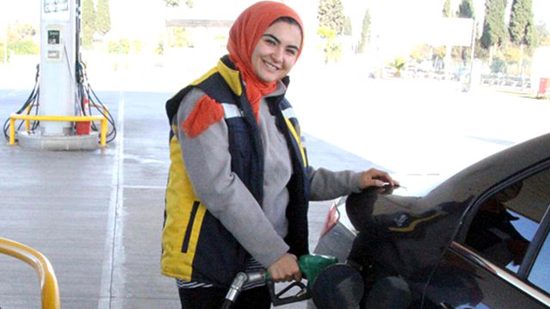 تحرش لفظي و"عنصرية" لشابة تركية خلال عملها في محطة وقود