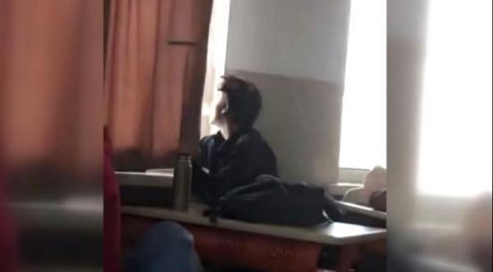 طالب يُدخن أثناء شرح اللغة الإنجليزية في مدرسة تركية