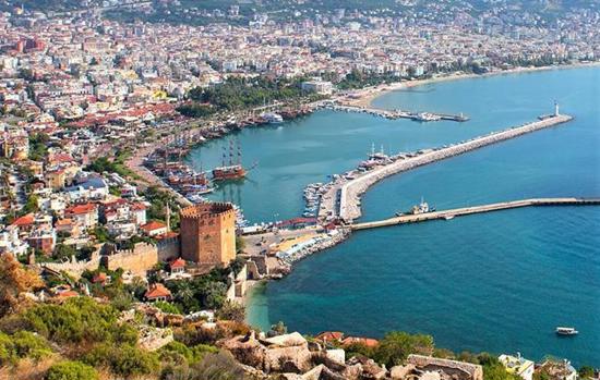 مدينة ألانيا التركية تحتضن أجانب من 82 دولة