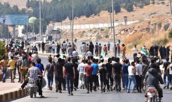 نزوح 25 ألف سوري من إدلب إلى الحدود التركية خلال أسبوع