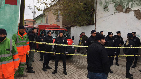 مصرع ثلاثة أشخاص  بينهم طفلين في انهيار مبنى جنوبي تركيا