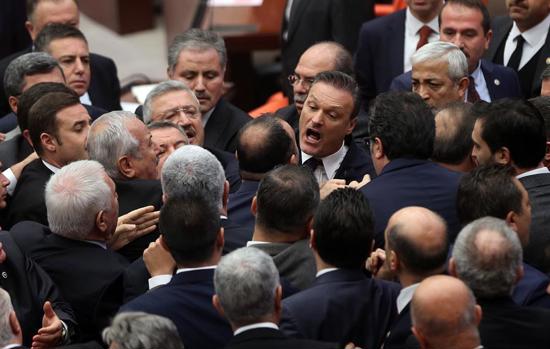 اندلاع شجار بين نواب أتراك داخل البرلمان
