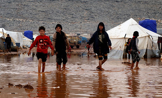 أوضاع مأساوية وفيضانات في مخيمات لجوء السوريين.. واطلاق حملة إغاثية