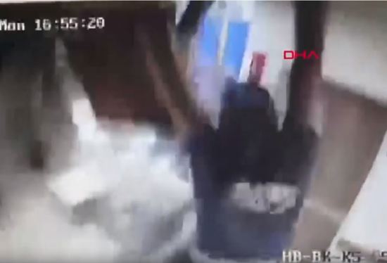 موظف يسقط من سقف غرفة في مستشفى بإسطنبول
