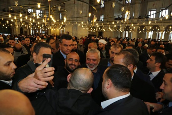استقبال حافل لـ"هنية" خلال زيارته مسجد الفاتح بإسطنبول