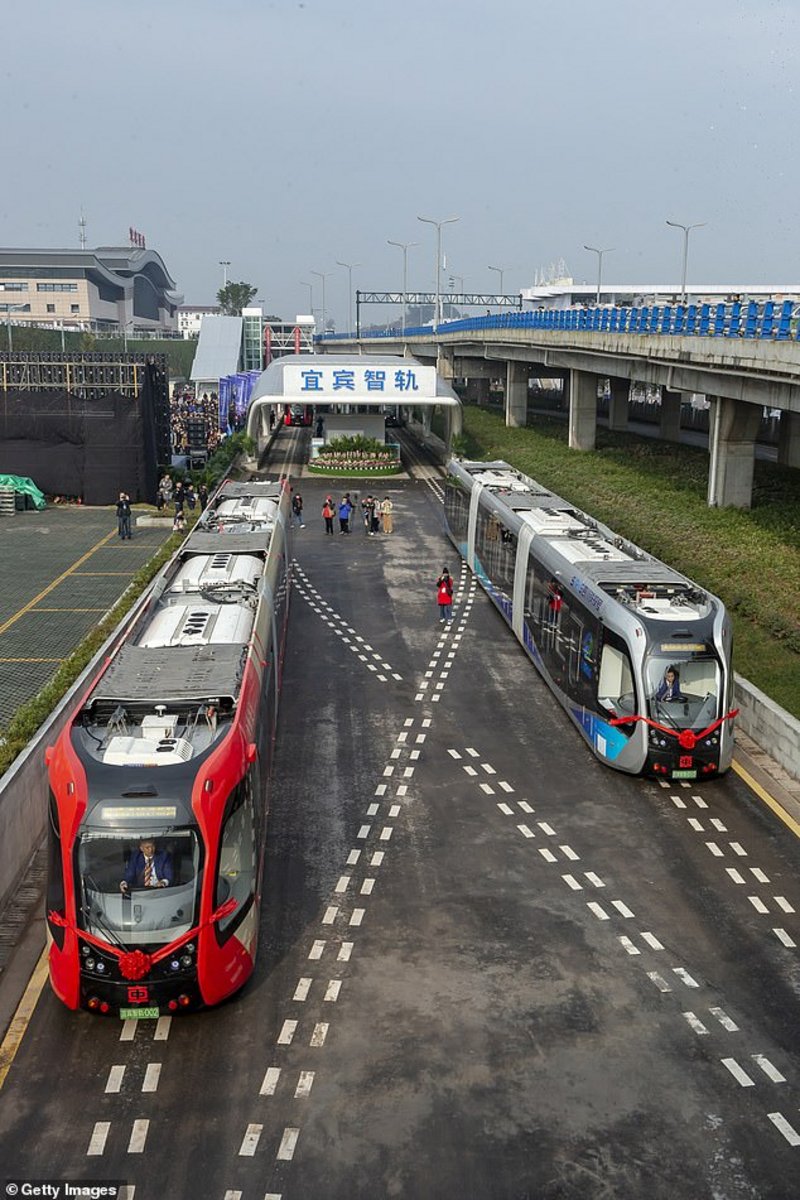 Train chinese. Безрельсовый трамвай в Китае. Первый безрельсовый поезд в Китае. Китайская безрельсовая железная дорога. Автономный безрельсовый «трамвай» (Art).