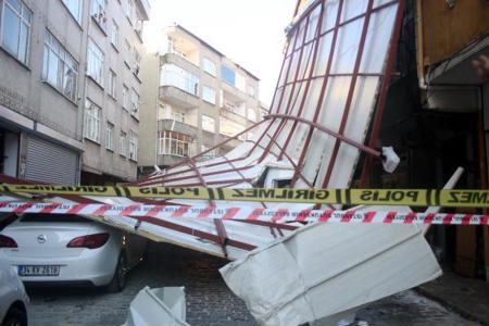 نجاة مواطن تركي بعد سقوط سقف مبنى من شدة الرياح بإسطنبول