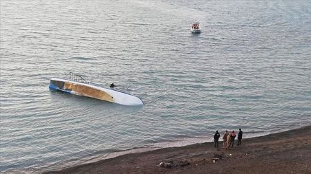 مصرع 7 مهاجرين جراء غرق قارب في بحيرة "وان" شرقي تركيا
