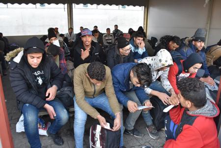 السلطات التركية تضبط 713 مهاجرًا غير نظامي