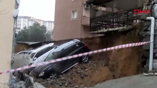 ​​​​​​​انهيار جدار في كارتال شرق إسطنبول وتضرر 3 سيارات