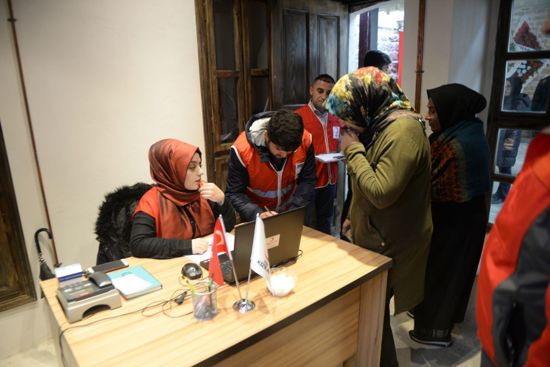 منظمات تركية توزع مساعدات شتوية على آلاف الأسر