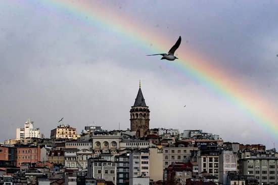 صور : قوس قزح يعانق سماء مدينة اسطنبول