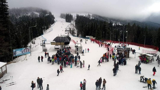 صور : إقبال كبير على زيارة منتجع التزلج على قمة جبل إليغاز