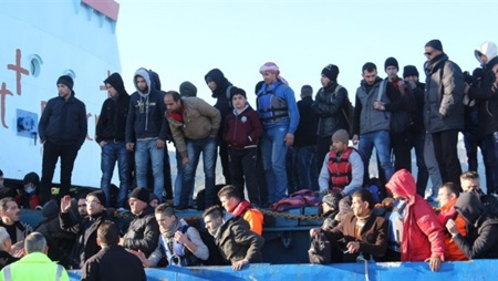 قبرص تعترض مركبا يقل 101 سوري