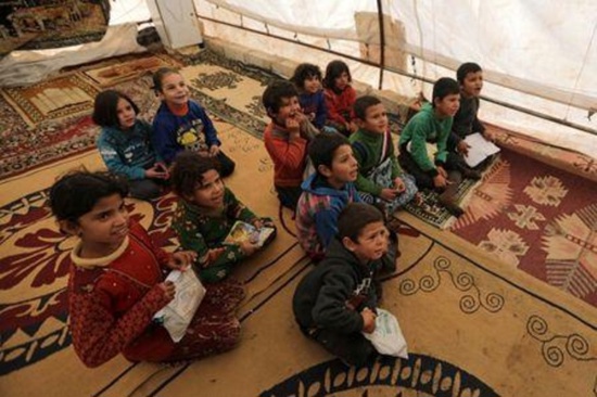 خيمة وحافلة.. مدارس الأطفال السوريين على الحدود التركية