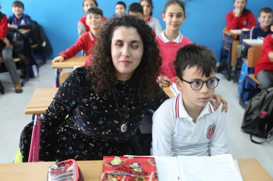 صور:زينب بلماز" (33 عاما) معلمة لمادة اللغة التركية في ولاية أوردو رغم إعاقتها البصرية.