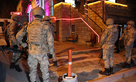 السلطات التركية تفكك شبكة دعارة وتعتقل 71 امرأة ورجلًا
