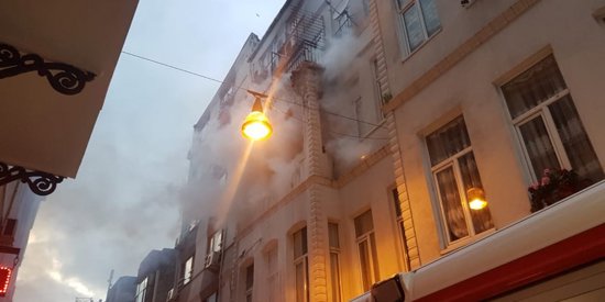 حريق في مبنى من 4 طوابق بمنطقة "بك أوغلي" بإسطنبول