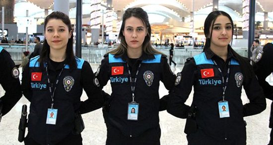 زي جديد لشرطة الجوازات في مطار إسطنبول