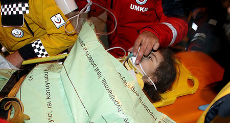 إنقاذ طفلة بعمر 5 أعوام بعد 24 ساعة على وقوع زلزال "إلازيغ"