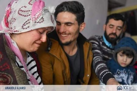 لقاء مؤثر بين سيدة تركية وشاب سوري اخرجها من تحت الانقاض في ألازيغ