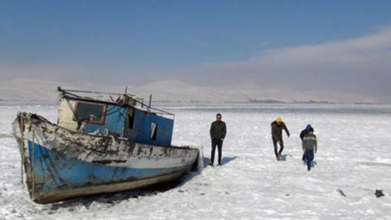 الجليد يغطي سطح بحيرة نازك شرقي تركيا