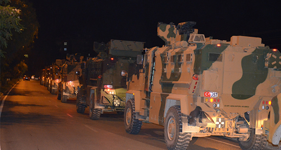 مركبات عسكرية وقوات كوماندوز تركية تصل الحدود السورية
