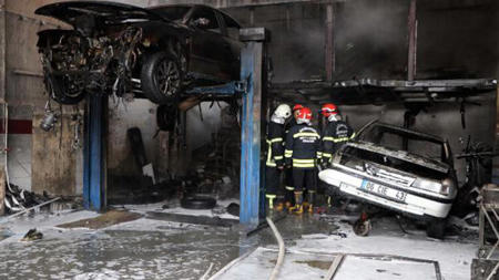 النيران تندلع في ورشة لتصليح السيارات جنوب تركيا