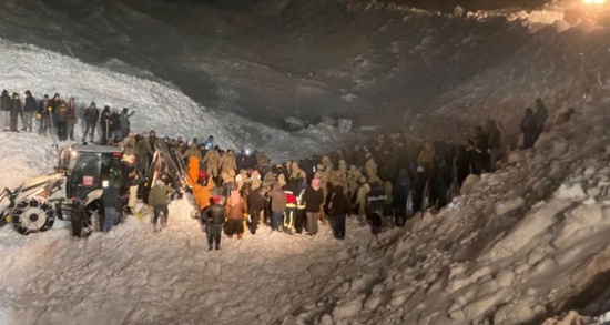 مصرع 4 ركاب إثر انهيار جليدي غمر حافلة في شرق تركيا