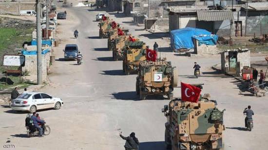 قوات كوماندوز تركية مع ناقلات جنود تصل الحدود مع سوريا