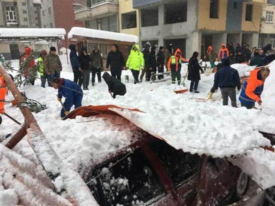 انهيار سقف سوق شمالي شرق تركيا