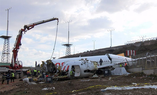 استمرار جهود إزالة حطام الطائرة في مطار صبيحة بإسطنبول