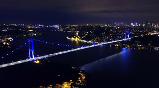 جسور إسطنبول تتحول إلى اللون البنفسجي