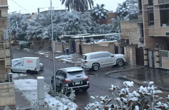 ​​​​​​​في ظاهرة نادرة...الثلوج تغطي العاصمة العراقية