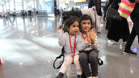 عربات الأطفال المجانية تدخل الخدمة في مطار إسطنبول
