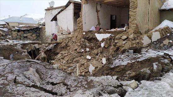 وزير تركي: 694 مبنى تضررت بشدة في "وان" جراء الزلزال