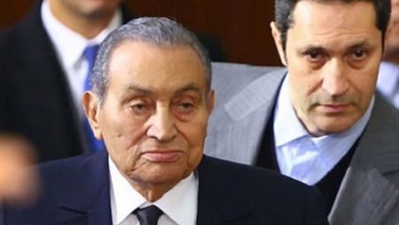 تفاصيل ظهور الرئيس المصري محمد حسني مبارك دون مكياج
