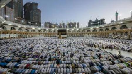 السعودية تعلق دخول المعتمرين والسائحين لأراضيها لمنع تفشي كورونا