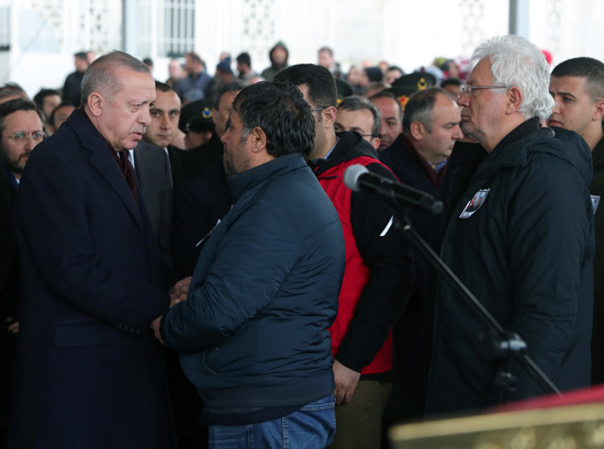 أردوغان يشارك في مراسم تشييع جنازة أحد شهداء إدلب