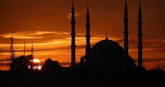 إقامة صلاة الفجر في مساجد تركيا قبل الاشراق بنصف ساعة