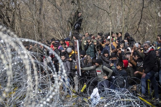 آلاف اللاجئين والمهاجرين غير النظاميين يستمرون بالزحف نحو أوروبا .