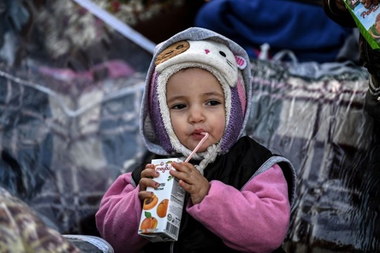 . هكذا يقضي أطفال اللاجئين والمهاجرين الذين يحاولون دخول اليونان يومهم، يفترشون الأرض ويلتحفون السماء.