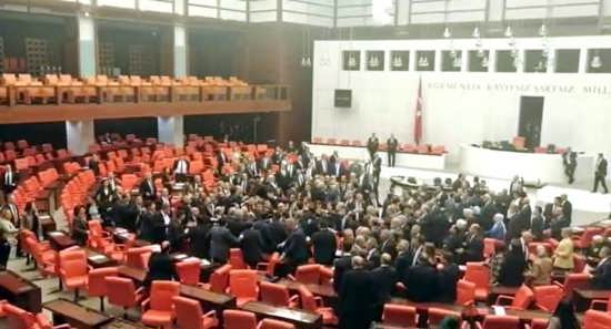 تبادل اللكمات في البرلمان التركي