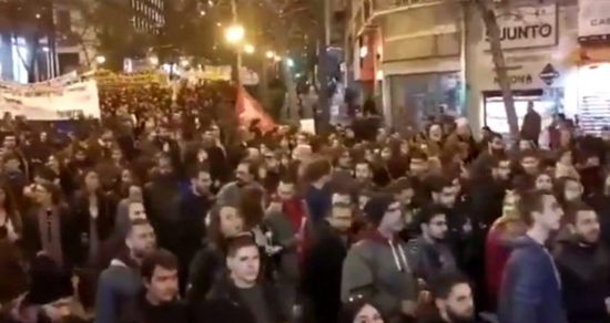 آلاف اليونانيين يتظاهرون في أثينا للتضامن مع المهاجرين